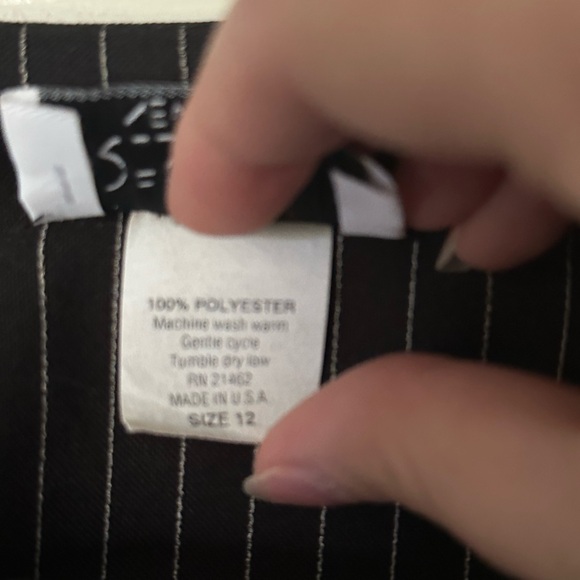 Pin stripe cropped blazer - Picture 2 of 4